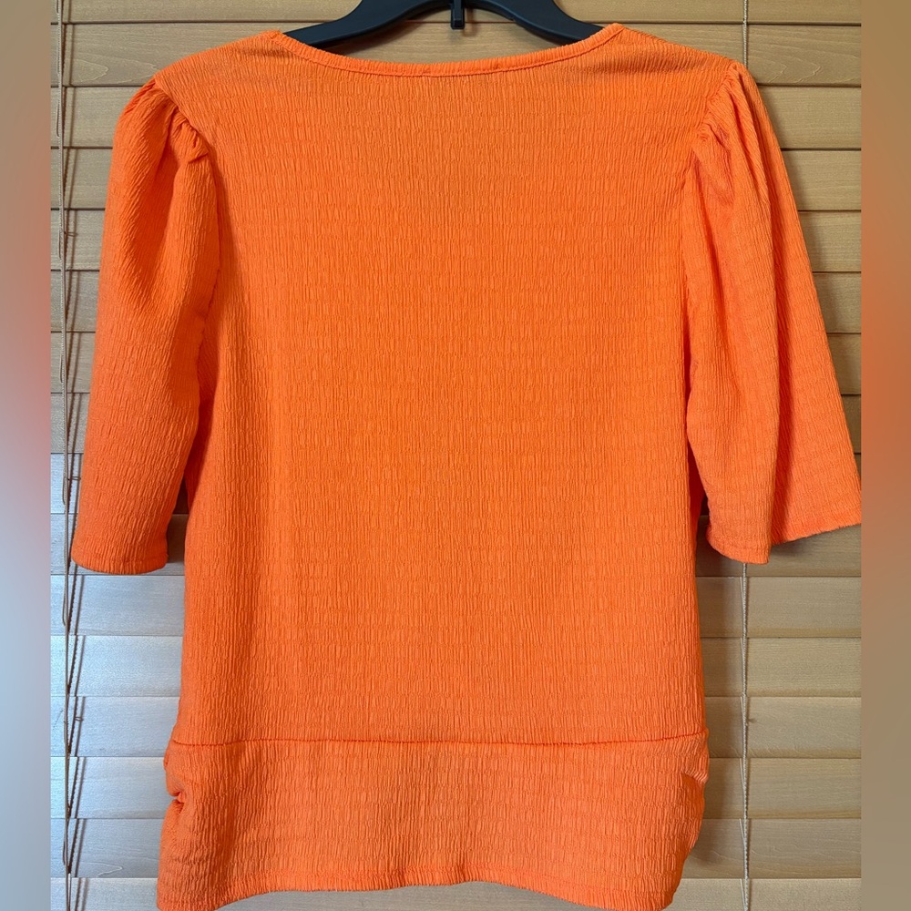 Rylee Moon NWOT Beautiful Vibrant Orange V-Neck Twist Blouse. Size Large - Picture 5 of 6